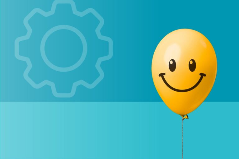 Un palloncino giallo con disegnati occhi e bocca sorridente su sfondo azzurro