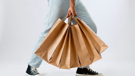 Una persona regge diverse borse di acquisti