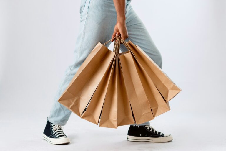 Una persona regge diverse borse di acquisti