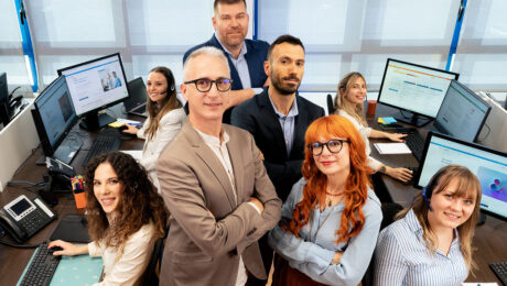 Il Team Ehiweb in ufficio: al centro Luigi, Simona, Matteo e Gilberto, sedute ai computer Michela. Tatiana, Carlotta e Arianna