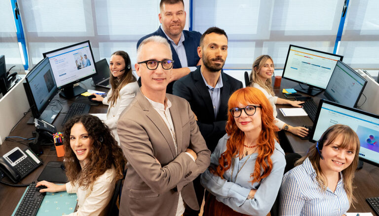 Il Team Ehiweb in ufficio: al centro Luigi, Simona, Matteo e Gilberto, sedute ai computer Michela. Tatiana, Carlotta e Arianna