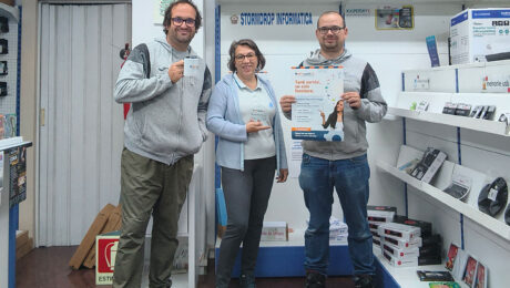 Enrico, Adriana e Francesco di stormdrop informatica fotografati nel loro negozio