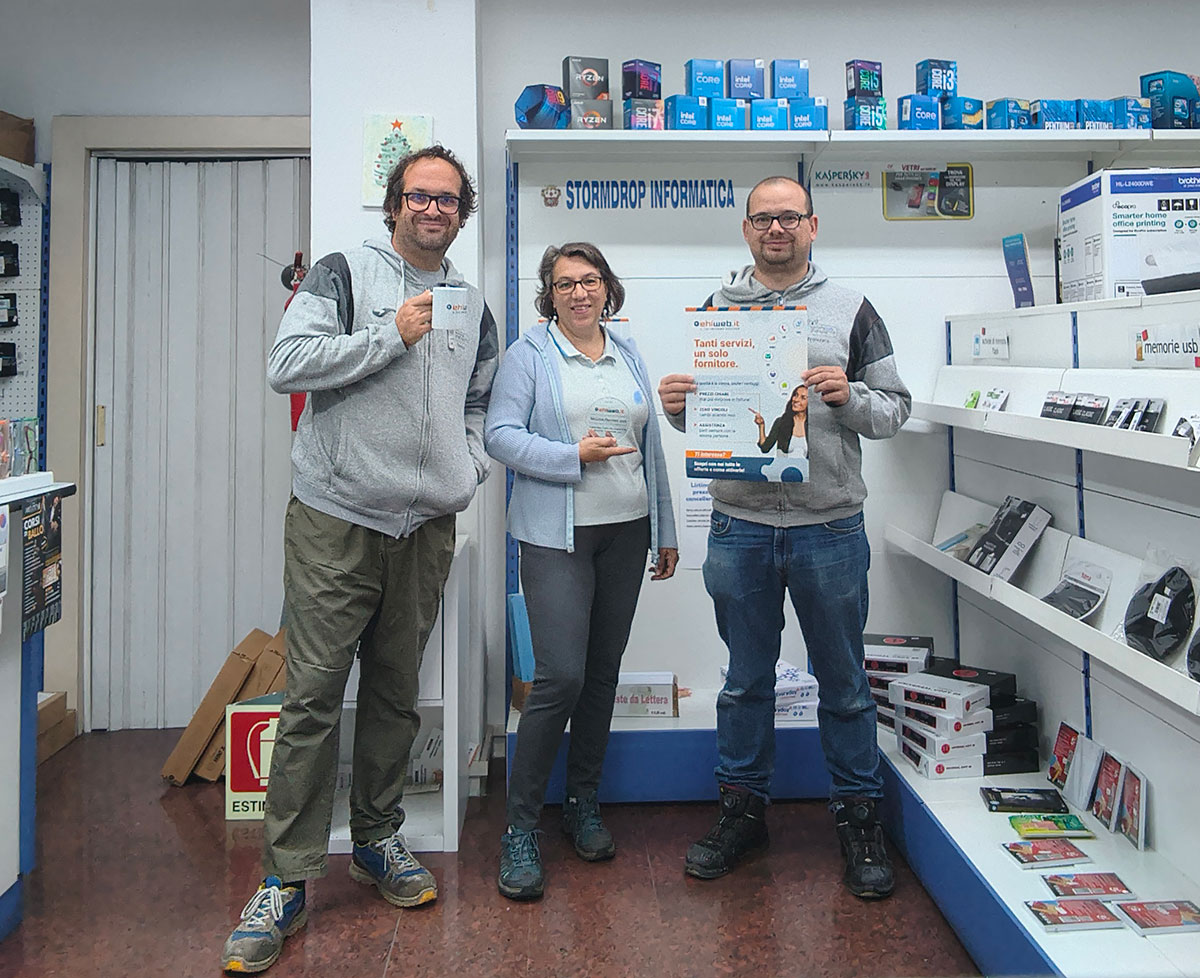 Enrico, Adriana e Francesco di stormdrop informatica fotografati nel loro negozio